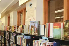 Рафтове и витрина с детски книжки в библиотека
