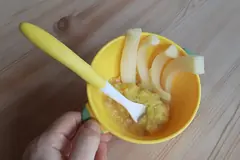 Купичка с плодово пюре и меки резени круша за захранване