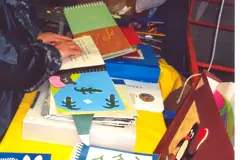 Ръце разлистват тактилни книжки с релефни картинки